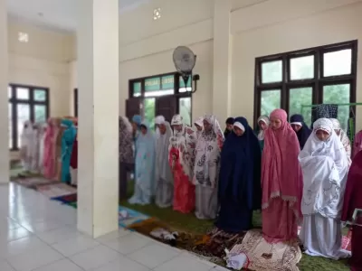 Sholat dhuhur berjamaah 4