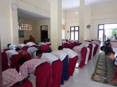 Sholat dhuhur berjamaah